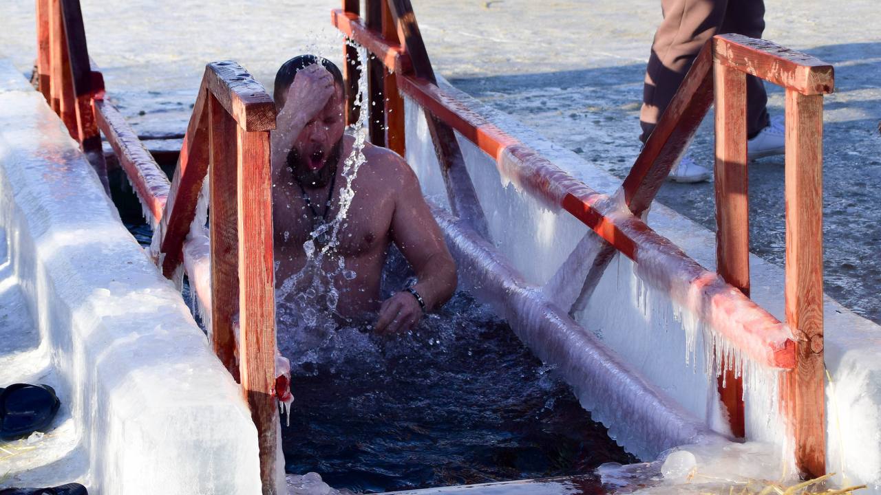 1  2  3  4  5  17 жителей Челябинска признались что собираются окунуться в прорубь на Крещение 19 января в России отмечается Крещение Господне для многих это не только религиозный праздник но и возможность окунуться в прорубь В Челябинске как и в других городах страны все больше людей принимают участие в зимних купаниях которые привлекают как опытных моржей так и новичков Согласно опросу проведенному SuperJob 17 челябинцев в этом году планируют окунуться в прорубь Это свидетельствует о том что интерес к традиции не угасает а наоборот продолжает расти Среди опрошенных 12 уже имеют опыт крещенских купаний а 5 решились попробовать это впервые Наибольший интерес к крещенским купаниям проявляют молодые люди до 35 лет Среди них 17 уверенно заявляют что моржуют на регулярной основе а 6 собираются попробовать окунуться в прорубь в этом году Крещенские купания для многих не только способ проверить свои силы но и возможность провести время с друзьями укрепить дух и тело Тем не менее не все жители Челябинска готовы следовать этой традиции 59 опрошенных признались что никогда не погружались в прорубь на Крещение Причины оказались разными проблемы со здоровьем отсутствие информации о безопасных местах для купания неуверенность в своих силах и желание избежать рисков Подписывайтесь на Вести Южный Урал в MAХ