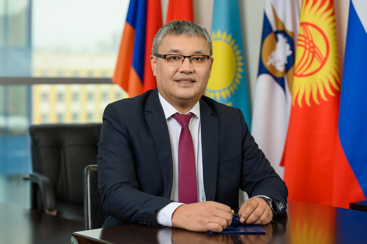 Данияр Иманалиев назначен министром по интеграции и макроэкономике ЕЭК  Решением Высшего Евразийского экономического совета от 27 июня 2025 года №7 Иманалиев Данияр Шаршенбекович назначен министром по интеграции и макроэкономике Евразийской экономической комиссии.  Данияр Иманалиев имеет солидный опыт руководящей работы в органах государственной власти Кыргызской Республики. В 2021 году занимал должность первого заместителя министра экономики и финансов Кыргызской Республики.  Последние четыре года был директором Департамента таможенной инфраструктуры Евразийской экономической комиссии.  #ЕЭК #ЕАЭС