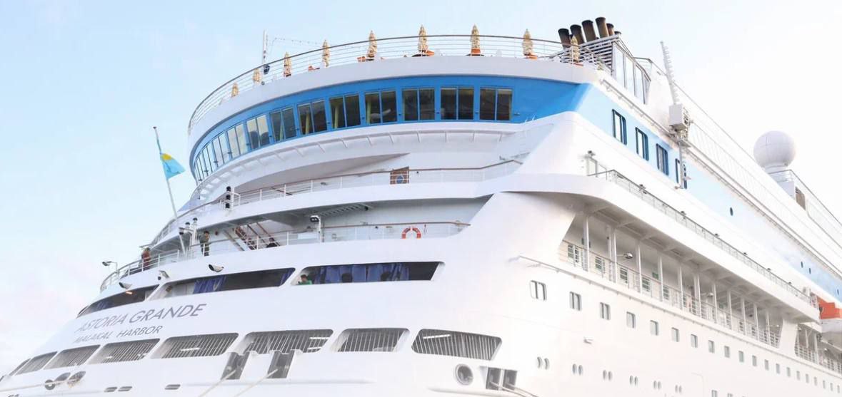 Лайнер Astoria Grande не пускают в порт Стамбула Швартовка должна была начаться сегодня в 10 00 но судно до сих пор стоит на якоре в море На борту находятся порядка 600 человек По неподтвержденным данным это ответные действия Турции на блокировку захода в порт Сочи парома Seabridge astoriagrande Радио 104FМ Новая Россия