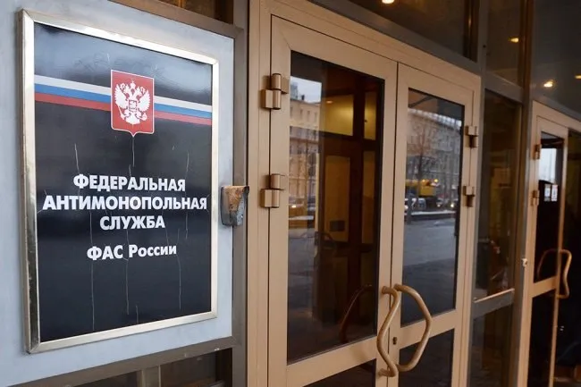 Федеральная антимонопольная служба выдала предостережение трем экспертам которые озвучили в средствах массовой информации свои прогнозы о росте цен на продовольственные товары и топливо сообщили в ведомстве В ФАС пояснили что такие заявления сами по себе могут привести к подорожанию товаров Они могут быть восприняты участниками рынка как побуждение к изменению стоимости продукции а также спровоцировать повышенный спрос со стороны потребителей говорится в сообщении Иногда такие заявления могут быть согласованными действиями со стороны компаний конкурентов для поддержания или поднятия цен что также считается нарушением антимонопольного законодательства Если факт нарушения подтвердится ФАС оперативно примет меры реагирования подчеркнули в ведомстве Фото РИА Новости Читать нас в МАКС