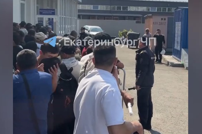 У нового миграционного центра Екатеринбурге неизвестные распылили перцовый баллончик в толпу У нового миграционного центра в Екатеринбурге, расположенного на Кислородной, 8, распылили перцовый баллончик. В очереди начали кашлять и закрывать лица одеждой. Пресс-секретарь ГУ МВД по Свердловской области Валерий Горелых сообщил, что к миграционному центру выехали представители руководства полка патрульно-постовой службы, сотрудники должны выяснить, кто распылил газ, пишет E1.RU. -Если будет установлено, что это не провокация со стороны гражданских лиц, а спецсредство необоснованно применил сотрудник ППС, последуют меры реагирования с привлечением к дисциплинарной ответственности, — отметил полковник Горелых.