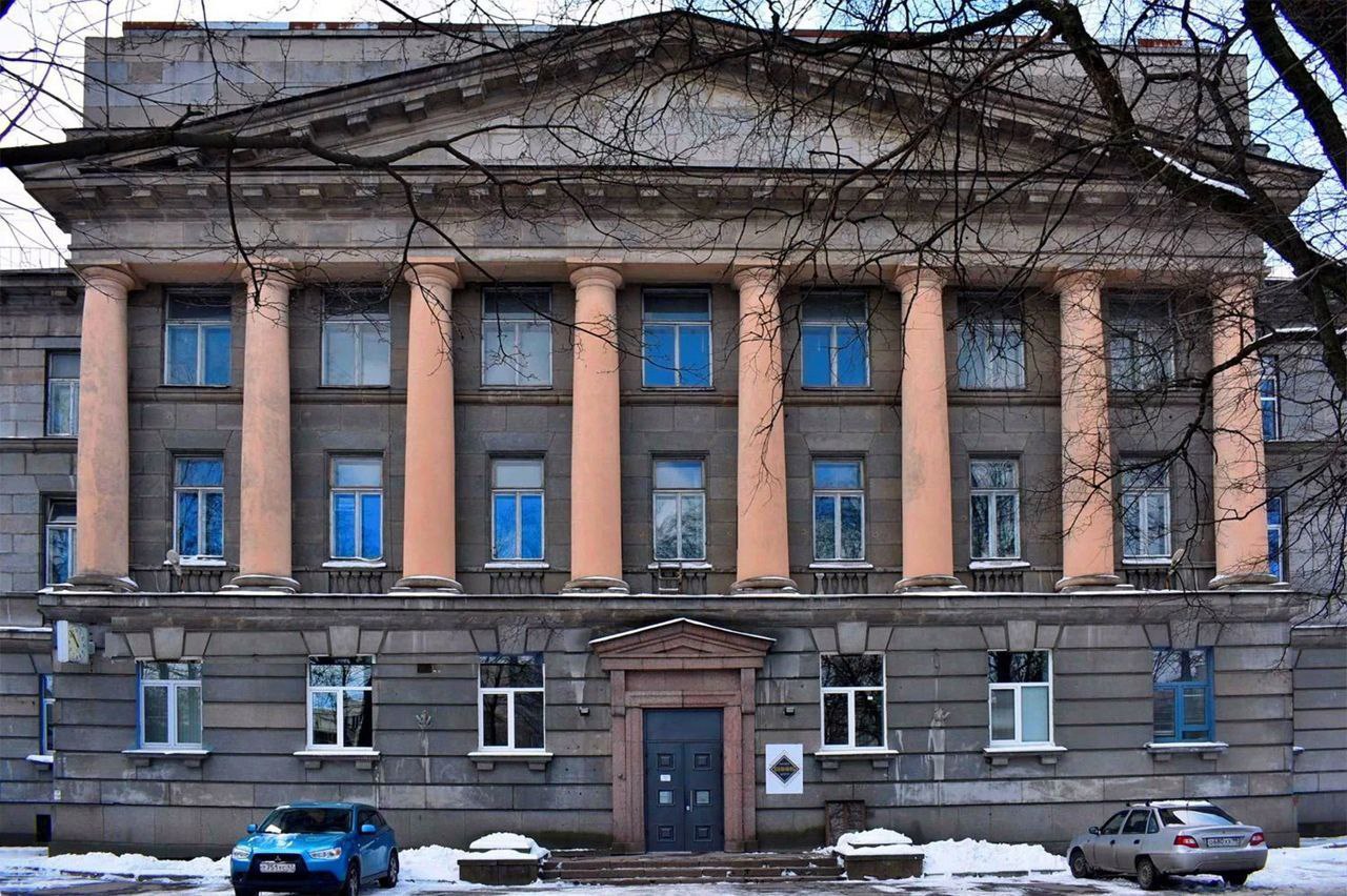 В Санкт-Петербурге появится "народный музей, посвящённый СВО", заявил сегодня Александр Беглов.   Место пока не выбрано, отметил градоначальник, поэтому "Вечерний Питер" предлагает идеальный вариант.  В нескольких минутах пешком от площади Мужества  лучше топонима не подобрать  есть прекрасное монументальное здание ВНИИБ, которое вот-вот начнёт пытаться сносить московский девелопер ФСК - ради строительства на его месте апарт-отеля.  Против сноса активно протестуют местные жители: регулярно выходят на уличные акции, сражаются с КГИОП, причём что характерно - в основном это люди старшего поколения.  И выкупом этого здания у застройщика можно было бы решить сразу несколько общественно значимых задач. ___ На фото - здание ВНИИБ.   "Вечерний Питер"