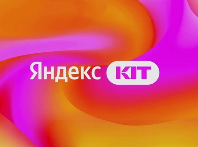 "Яндекс" запустил свою платформу для создания интернет-магазинов.   Сейчас она доступна только тем, кто торгует  1   одеждой, обувью, аксессуарами  сегмент fashion ,  2   косметикой,  3   электроникой и бытовой техникой,  4   товарами для дома, сада и ремонта, 5   детским ассортиментом.   Для всех остальных заинтересованных пользователей возможность создать магазин на Яндекс КИТ появится в октябре.    Что там есть?   Бесплатное создание сайта интернет-магазина,   Оптимизированные под SEO шаблоны страниц для конкретных товарных категорий   Встроенные решения для управления товарами, заказами, интеграции со складами и службами доставки   Прием платежей и рассрочка  разумеется, посредством Яндекс Пэй и Сплит    Адреса, платежные и другие необходимые данные автоматически подтягиваются из сервисов "Яндекса"  KIT вроде бы условно бесплатен, но, прежде всего, для тех, кто готов активно тратить деньги на контекстную рекламу Яндекс Директ.  Для владельцев интернет-магазинов на КИТе предусмотрены даже некие тарифные планы обслуживания, в зависимости от их среднемесячного бюджета в Яндекс Директ:   Базовый — от 100 тыс. до 300 тыс. рублей.  Средний — от 300 тыс. до 500 тыс. рублей.  Оптимальный — от 500 тыс. до 2 млн рублей.  Премиум — более 2 млн рублей.  Если рекламный бюджет пользователя не достигает такого уровня в течение первых 5 месяцев подписки, KIT станет для него платным.  Можно сразу начать платить, признавшись, что вы не будете столько тратить на Директ.  В ближайшем будущем "Яндекс" обещает внедрить инструмент для работы с программой лояльности, систему для контроля мультискладской логистики, а также ИИ-ассистента, который будет помогать с аналитикой.