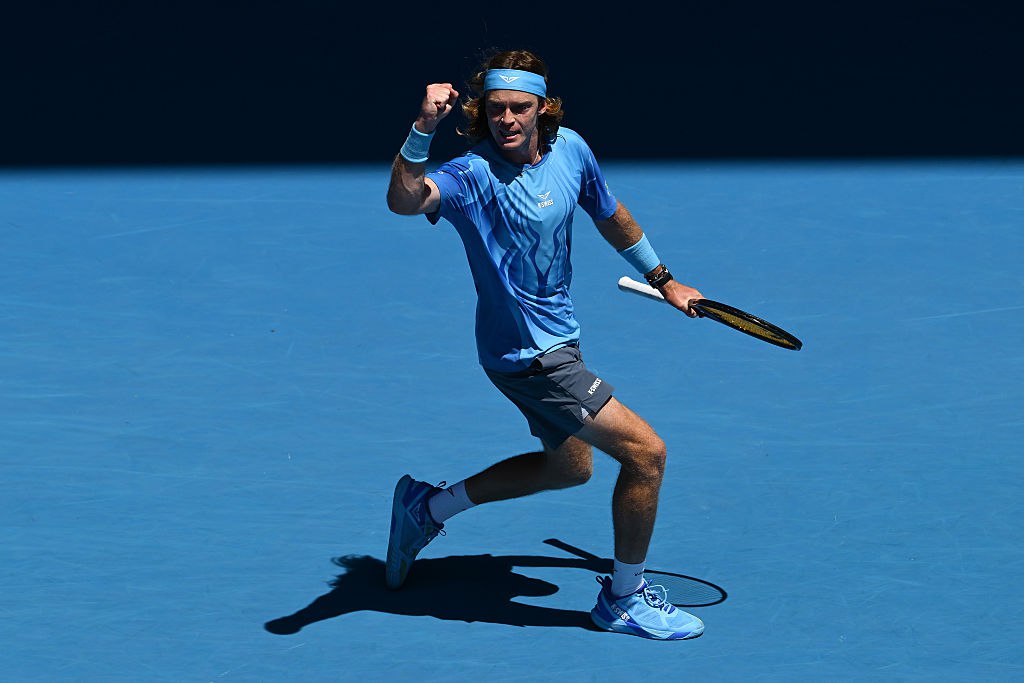 Рублёв выступит во втором раунде турнира ATP 500 в Дохе Андрей на старте обыграл нидерландца Йеспера де Йонга 6 4 6 3 А дальше сыграет против Фабиана Марожана из Венгрии Ранее сегодня во второй круг пробился и Хачанов Их дуэт с Рублёвым выбыл в первом же матче парного разряда но Карен продолжит выступление в одиночном Он обыграл японца Синтаро Мотидзуки 6 1 3 6 6 4 и теперь встретится с венгром Мартоном Фучовичем news matchtv Quinn Rooney Getty Images