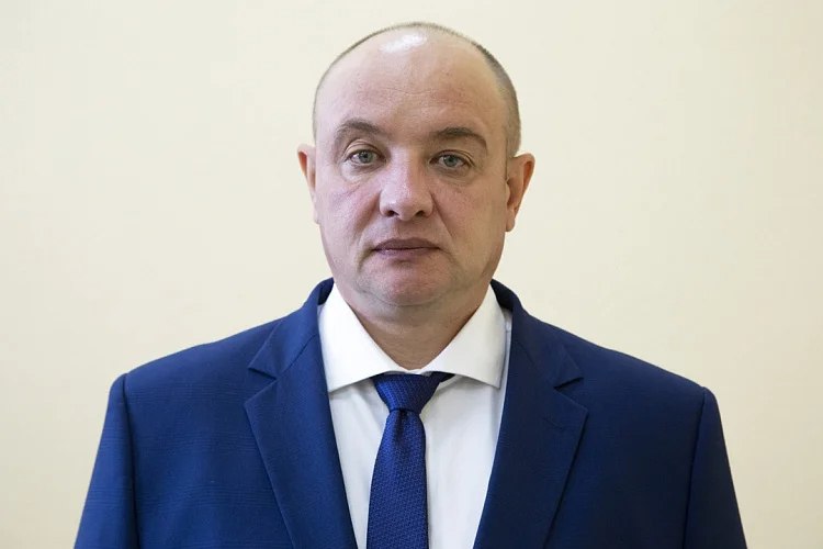 Руководство ФК «Ростов» продолжает штормить: стало известно, что клуб покинул его генеральный директор Вадим Рыбаков.  Свой пост Рыбаков занимал с 2019 года. Есть версия, что его трудовой договор истёк ещё 3 июня, и продлевать его не стали.   В экспертных кругах ходят слухи, что непонятки с руководством «жёлто-синих» начались с ухода Валерия Карпина. Сейчас Карпин рассматривается как возможный кандидат в наставники московского «Динамо». По слухам, в его команду из «Ростова» может перейти весь тренерский состав во главе с Джонатаном Альбой, а также несколько ключевых футболистов: Илья Вахания, Максим Осипенко и Кирилл Щетинин.     Подписаться   Прислать нам новость