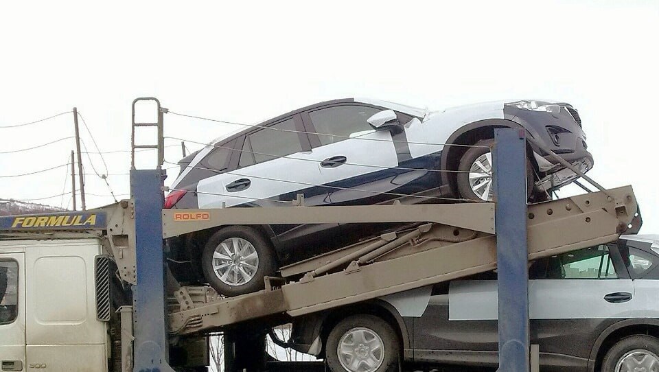 500 новых машин для России застряли в Китае из за нового правила На границе в Суйфэньхэ задержана партия из 500 новых автомобилей марок Nissan Mazda и Zeekr предназначенных для российских покупателей пишет Mash Причина новый запрет вступивший в силу с 1 января 2026 года По новым правилам автомобиль купленный в Китае можно вывезти как б у только спустя 180 дней после покупки Эта мера направлена против схем когда новые машины для внутреннего рынка продающиеся дешевле из за субсидий сразу перегонялись за границу под видом подержанных Владельцам этих 500 автомобилей теперь придется ждать минимум полгода Прогноз по срокам поставки в РФ не раньше лета 2026 года При этом некоторые продавцы как отмечает источник продолжают обещать клиентам новые машины в обход правил умалчивая о реальных рисках задержек и требуя предоплату