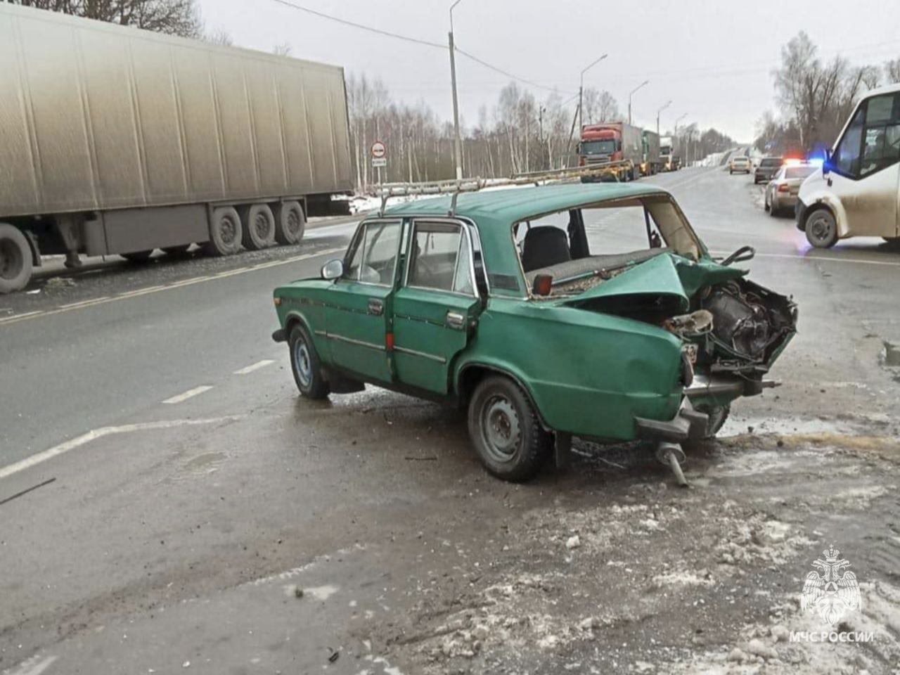 Пожарно – спасательное подразделение приняло участие в ликвидации последствий ДТП в Дубровском районе   05.12.2024 в ОДС ГУ МЧС России по Брянской области поступило сообщение о ДТП с участием легкового и грузового автомобилей по адресу: Дубровский район, федеральная автодорога Р-120. В ликвидации последствий ДТП принимало участие пожарно-спасательное подразделение государственной противопожарной службы, личный состав которого производил смыв горюче-смазочных материалов с дорожного полотна.   Позвонить и обратиться за помощью пожарно-спасательной службы можно по телефону «0  1  », с мобильного - «1  0  1  ». Единый номер вызова экстренных оперативных служб – «1  1  2  ».   #ДТП  #оперативная_информация #МЧСпоБрянскойОбласти    МЧС Брянской области в ТГ   ГУ МЧС России по Брянской области в ВК   МЧС Брянской области в ОК