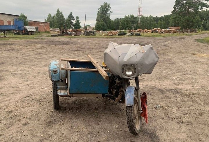 В разных районах Томской области 9 июля в дорожно-транспортные происшествия попали двое подростков. В селе Каргасок неустановленный водитель неустановленного транспортного средства совершил наезд на несовершеннолетнего 2007 года рождения и скрылся с места происшествия. ДТП случилось примерно в 12:17 на улице Кирова. Около 17:10 на улице Молодёжной в селе Куяново Первомайского района подросток 2009 года рождения, управлявший мотоциклом «ИЖ ПЛАНЕТА 5», допустил съезд с дороги: мотоцикл наехал на стоявший полуприцеп. 16-летний водитель получил травмы, его госпитализировали в больницу города Асино. 13-летний пассажир мотоцикла, ехавший в люльке, не пострадал. Подробнее – на Бабре #томск