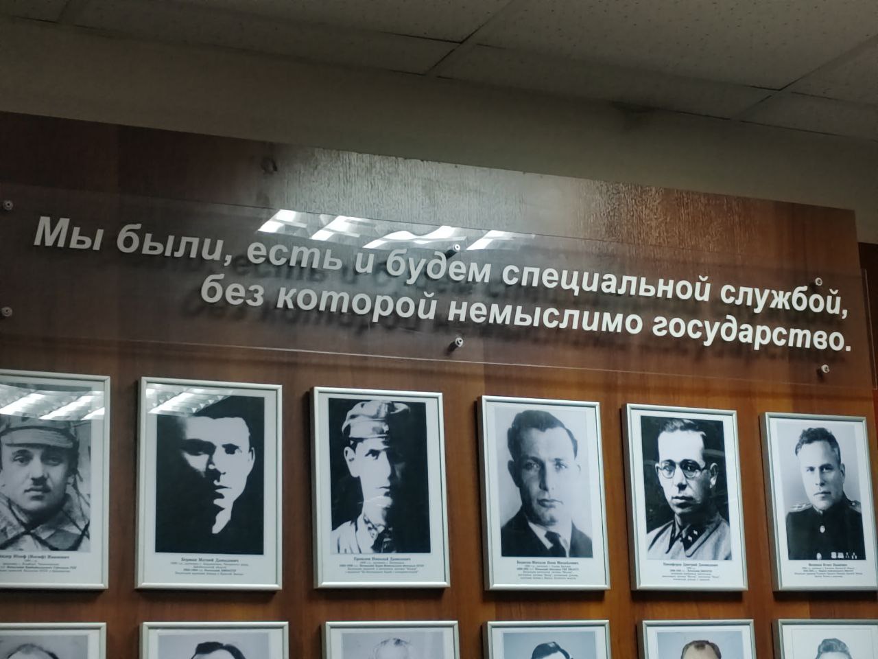 Глава Бурятии поздравил сотрудников и ветеранов органов госбезопасности с праздником 20 декабря отмечается как профессиональный праздник сотрудников Федеральной службы безопасности ФСБ Службы внешней разведки СВР Федеральной службы охраны ФСО Главного управления специальных программ Президента РФ ГУСП и других спецслужб России От имени Правительства Республики Бурятия и от себя лично глава Бурятии Алексей Цыденов поздравил чекистов с профессиональным праздником Днём работника органов безопасности Российской Федерации Служба Родине защита людей спокойствия и суверенитета страны это путь который выбирают сильные духом надёжные и преданные своему делу люди За каждым спокойным днём за уверенностью в завтрашнем дне стоят ваша выдержка профессионализм и ответственность В непростых условиях сегодняшнего времени вы с честью выполняете свой долг противостоите угрозам оберегаете страну и вносите весомый вклад в обеспечение безопасности России в том числе при решении задач специальной военной операции Спасибо вам за службу за верность присяге и за то что можно опереться на вас в самые сложные моменты От всей души желаю вам крепкого здоровья благополучия спокойствия в домах и тепла в семьях Пусть рядом всегда будут надёжные товарищи а в делах успех и уверенность написал Алексей Цыденов в своем телеграм канале Фото Новая Бурятия