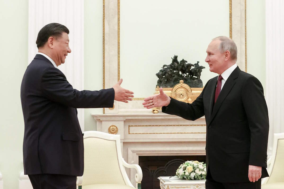 Российско китайская стратегическая связка выступает в качестве стабилизирующего фактора в мире отметил Путин в интервью агентству Cиньхуа Будучи двумя крупнейшими державами Евразии мы не можем игнорировать актуальные вызовы и угрозы как в масштабах нашего общего континента так и всего мира Президент РФ добавил взаимодействие России и КНР в ООН находится на беспрецедентно высоком уровне и полностью соответствует духу всеобъемлющего партнёрства и стратегического сотрудничества Подписаться на RT ТГ Зеркало MAX
