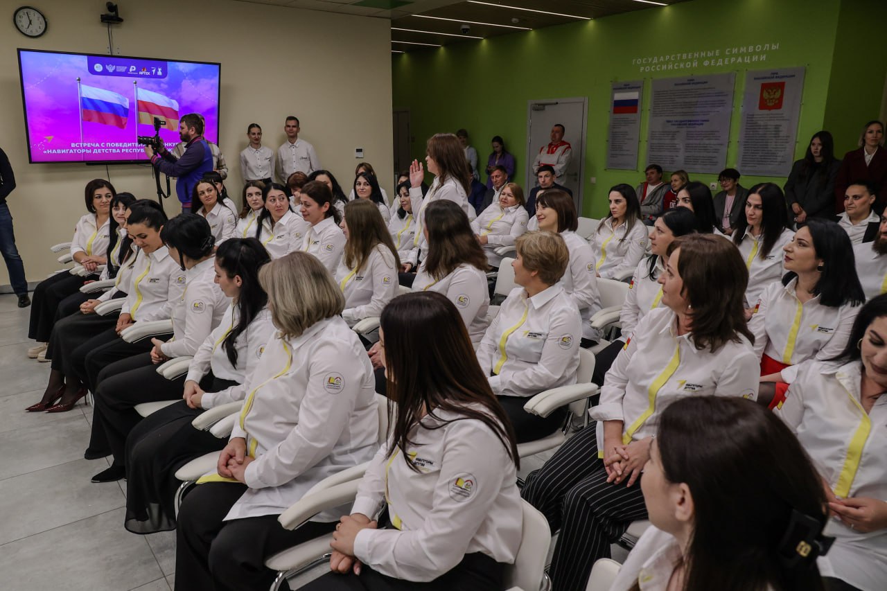 В Артеке стартовало первое очное обучение по программе повышения квалификации для педагогов Южной Осетии победителей конкурса Навигаторы детства Программу реализуют Российский детско юношеский центр и МДЦ Артек при поддержке Минпросвещения РФ В обучении участвуют наставники которые войдут в кадровый резерв системы воспитания республики Первый замминистра просвещения России Александр Бугаев отметил что проект укрепляет гуманитарное сотрудничество между Россией и Южной Осетией и поможет выстроить единое воспитательное пространство Сергей Кириенко и директор Росдетцентра Александр Кудряшов подчеркнули что Навигаторы детства станут опорой системы воспитания и позволят формировать поколение молодых людей ориентированных на традиционные духовно нравственные ценности и патриотизм