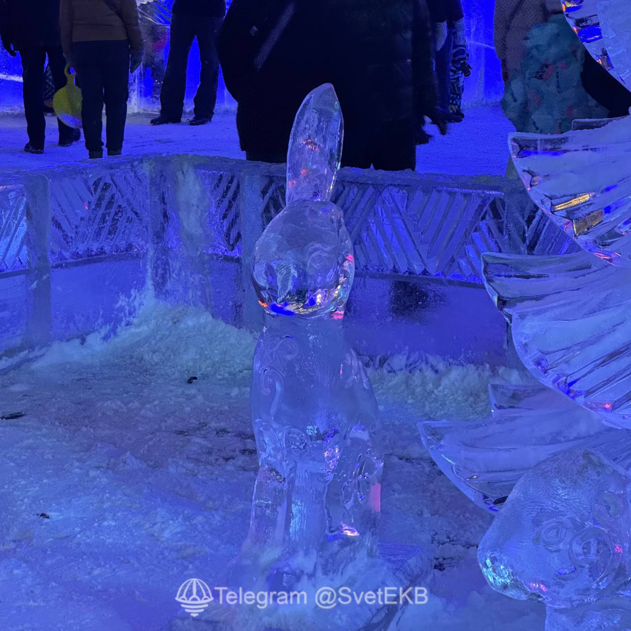 В новогоднюю ночь группа вандалов атаковала Ледовый городок в Историческом сквере в центре Екатеринбурга — из-за агрессивного поведения некоторых посетителей площадка в ночь на 1 января была закрыта в 3 часа вместо запланированных четырех  Дебоширы сначала перелезли через ограждения, после чего сломали гирлянды, повредили двери на горке и несколько ледовых скульптур. Тогда администрация объекта приняла решение - закрыть городок раньше положенного времени, рассказали в неофициальном тг-канале мэрии.  После этого посетители пытались сломать скамьи и высказывали угрозы сотрудникам объекта. Кто-то даже ломился в лавки. Из-за этого на место вызвали дополнительную охрану.  P.S. Сегодня мы заметили, что у зайца в городке сломано одно ухо.   Новости Екб тут