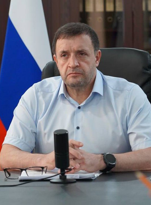 Корголи Корголиев вновь избран мэром Хасавюрта За его кандидатуру проголосовали все 24 депутата присутствовавших на сессии городского собрания Впервые Корголиев был избран на должность главы города в 2020 году Фото мэрия Хасавюрта