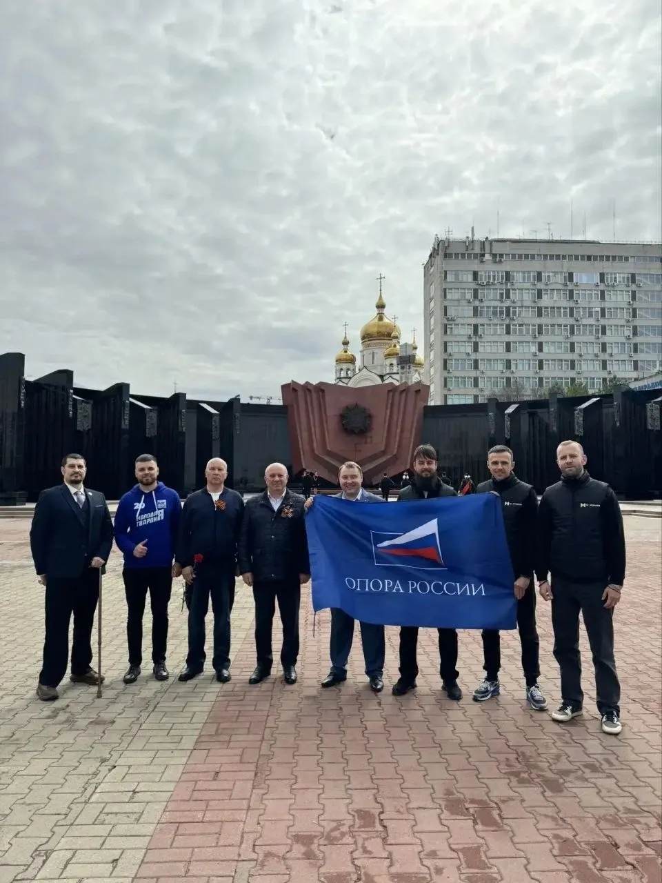 Сегодня в Хабаровске Председатель краевого отделения Сергей Мазунин вместе с активом ОПОРЫ встретил автопробег ОДНА РОДИНА ОДНА СЕМЬЯ проводимый к Дню Победы при поддержке ОПОРЫ РОССИИ Мы держим путь через всю страну от Владивостока до Донецка 5 мая автопробег встретит Чита Забайкальский край Гуманитарная миссия Объединение регионов Объединение предпринимателей Реальная помощь на маршруте ОПОРАРОССИИ ОднаРодинаОднаСемья Автопробег Хабаровск СВОйбизнес
