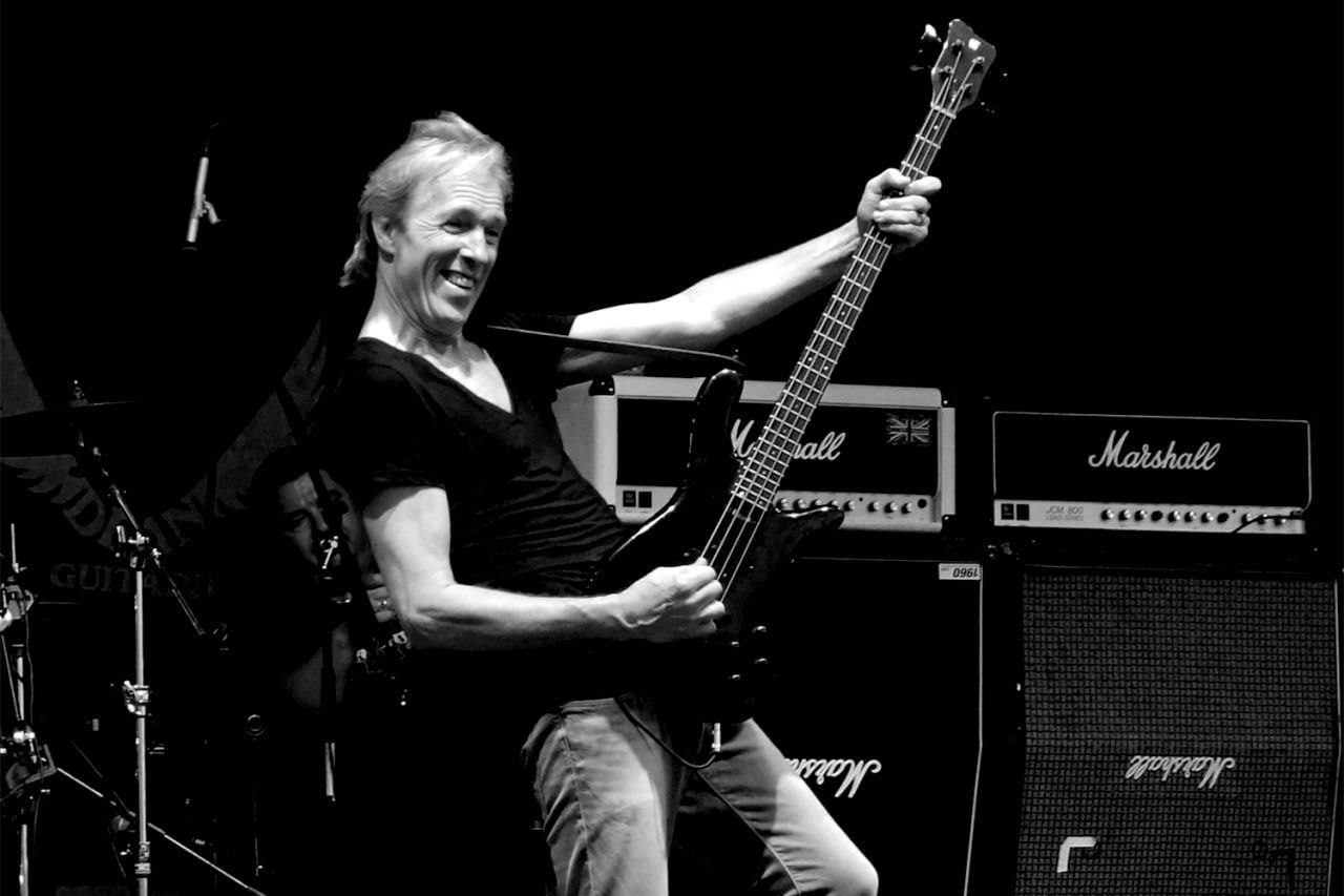 Умер экс басист Scorpions Фрэнсис Бухгольц сообщила его жена в соцсетях Он скончался от рака на 72 м году жизни Бухгольц был басистом в самый успешный период группы 1974 1992 годы За время работы со Scorpions он получил более 50 золотых и платиновых наград вместе с группой участвовал в записи 10 альбомов тиражом свыше 100 млн экземпляров MrPanyGoff Telegram Max