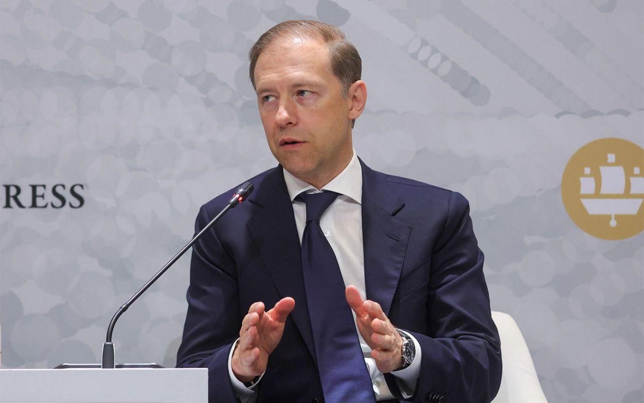 Мантуров назвал условие для возвращения западных автоконцернов в Россию Первый вице-премьер Денис Мантуров заявил, что западные компании перед потенциальным возвращением на рынок, должны поспособствовать снятию антироссийских санкций. «Сначала пусть санкции поспособствуют, чтобы отменили, а потом пусть приходят, и поговорим», — заявил он на полях ПМЭФ-2025.