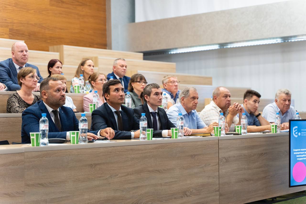 В Казани задали курс на повышение эффективности системы аккредитации    На площадке Университета Иннополис прошла встреча руководителя Росаккредитации Дмитрия Вольвача с представителями аккредитованных лиц Приволжского федерального округа. Главная цель — повысить эффективность системы при помощи обратной связи от участников.  «Создание единого профессионального пространства, основанного на взаимном доверии, является ключевой задачей. Это фундамент для безопасного ведения бизнеса во всех сферах – от охраны здоровья людей до строительства и промышленности», – отметил Дмитрий Вольвач.    ПФО занимает второе после Центрального федерального округа место в стране по числу аккредитованных лиц: в нём насчитывается 1975 организаций, большинство из которых — испытательные лаборатории. Их практический опыт стал основой для предложений по развитию системы.    Среди идей: интеграция с системой маркировки товаров, развитие экспорта халяльной продукции, автоматизация протоколов и улучшение поисковых функций ФГИС Росаккредитации.    Отдельно обсудили работу по верификации проектов в области парниковых газов, перспективы цифровизации процессов, подготовку специалистов и укрепление международного признания российских органов.    Встреча стала площадкой для обмена практическими предложениями, которые лягут в основу будущих решений. Укрепление авторитета российской системы аккредитации возможно только при таком постоянном диалоге.    Читайте подробнее в нашей новости.