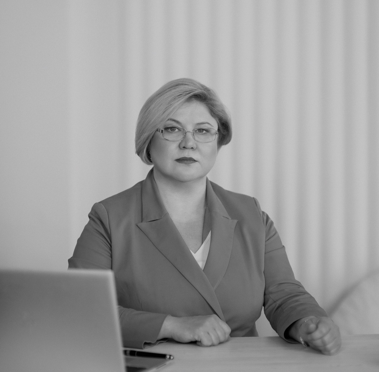 Ушла из жизни управляющая ВТБ в Удмуртии Екатерина Шумкова Её не стало в возрасте 49 лет Екатерина Шумкова родилась в Ижевске 15 июня 1976 года Училась в УдГУ а также в ИжГТУ по направлению Финансы и кредит В банковской сфере работала с 2001 года К ВТБ присоединилась в 2009 году став заместителем управляющего банком в Удмуртии а с 2019 года управляющим региональным подразделением банка Екатерина Шумкова посвятила более 15 лет работе в ВТБ и всегда была лидером команды развивающей банковский бизнес на благо жителей Удмуртии Нам будет очень не хватать Екатерины Александровны Выражаю глубокие соболезнования всем ее родным и близким от себя и от лица всего коллектива сказал член правления ВТБ Руслан Еременко Прощание состоится в пятницу 31 октября Отпевание начнётся в 12 00 в Храме Иверский иконы Божьей Матери улица Ленина 150 Погребение пройдет в 13 30 на Хохряковском кладбище Редакция ИА Сусанин выражает соболезнования родным и близким усопшей 6