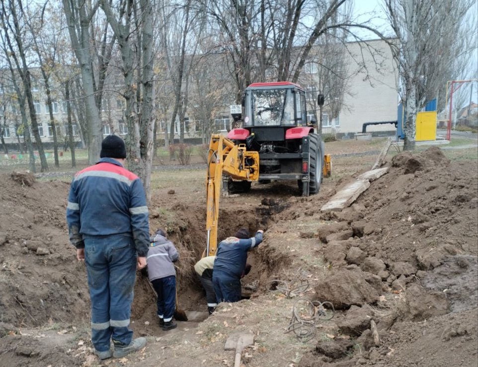 В Токмаке оперативно устранен порыв теплотрассы  Порыв произошел  вчера на теплотрассе, которая обеспечивает теплом Токмакскую общеобразовательную школу №6.  Чтобы инцидент не повлиял на учебный процесс и дети могли заниматься в теплых классах , работники муниципального предприятия  «Токмак биоэнергия» оперативно выехали на место аварии и в кратчайшие сроки  устранили порыв.  « Вечером, в  19. 00 школа №6  подключена к системе теплоснабжения! Тепло в учебное заведение  поступает в полном объеме»,  - сообщил главный инженер «Токмак биоэнергии».