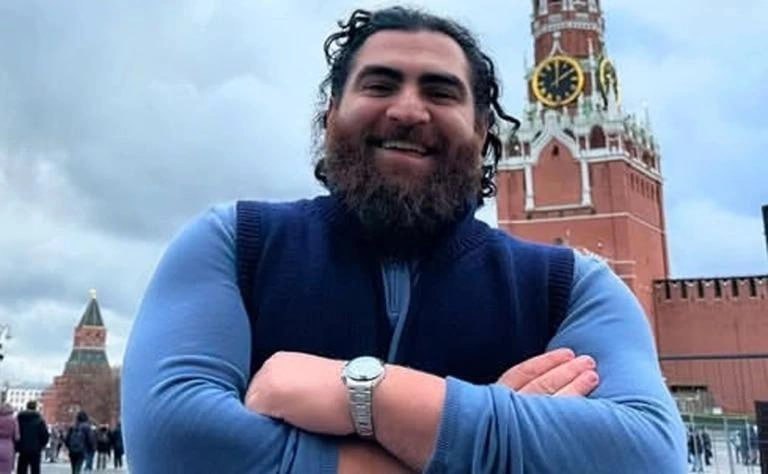 Самарского блогера Арсена Маркаряна обвиняемого в реабилитации нацизма отправят под суд Следователи завершили расследование уголовного дела в отношении уроженца Самары скандального блогера и коуча Арсена Маркаряна Его обвиняют по двум статьям оскорбление памяти защитников Отечества и публичное одобрение преступлений нацизма По данным следствия в марте 2025 года Маркарян разместил на видеохостинге ролик с презрительным отношением к подвигу Александра Матросова Ему также вменяют публикацию материалов оправдывающих идеологию нацизма Контент блогера который учил мужчин быть высокоранговыми и ставил под сомнение патриотические ценности ранее уже вызывал беспокойство у лиги безопасного интернета Маркарян был задержан в августе Как сообщили в СК он признал вину в полном объёме Ему грозит до пяти лет лишения свободы Фото arsenmarkaryan Instagram соцсеть признана экстремистской и запрещена в России 63 RU в MAX