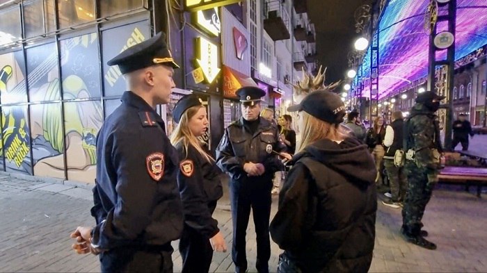 Масштабный рейд провели силовики в минувшие выходные в центре Екатеринбурга. Полицейские проверили пять баров и навели шороху на местном Арбате.   Фото пресс-службы городского УМВД улицы Вайнера были бы мрачными и серыми, но ситуацию спас полюбившийся горожанам медиэакран.