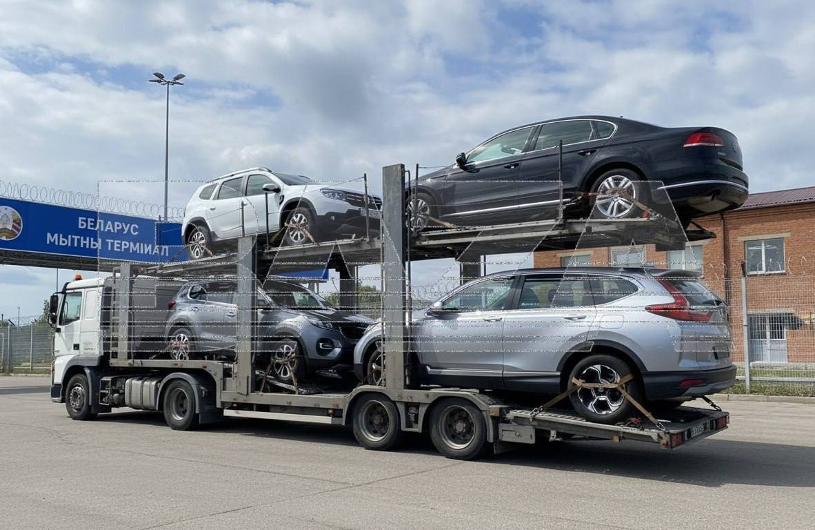 Россиянина обманули на 3 3 млн рублей с помощью ИИ фото авто из Европы Мужчина нашёл Honda CR V в Telegram канале и перевёл деньги менеджерам компании ФОР за пошлины выкуп и утильсбор При этом мошенники якобы присылали доказательства доставки фото машины на автовозе и на таможне созданные нейросетью с ошибками в белорусских табличках Однако после того как компания потребовала оплатить акциз мужчина заподозрил подвох и узнал что его Honda не никогда не пересекала границу Потом мужчина обратился в полицию bankrollo