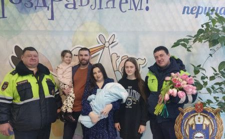 В Туле сотрудники ГАИ помогли оперативно довезти беременную в роддом  Тульские инспекторы ДПС Балашов и Терехов помогли доставить рожающую женщину в больницу. Водитель обратился к ним за помощью, объяснив, что из-за пробок не успевает довезти беременную жену до роддома. Инспекторы оперативно пересадили женщину в патрульный автомобиль и, включив спецсигналы, быстро доставили ее в перинатальный центр, где их уже ждали медики.   Через два часа родился здоровый мальчик, третий ребенок в семье. После передачи роженицы врачам, сотрудники ДПС вернулись к патрулированию.