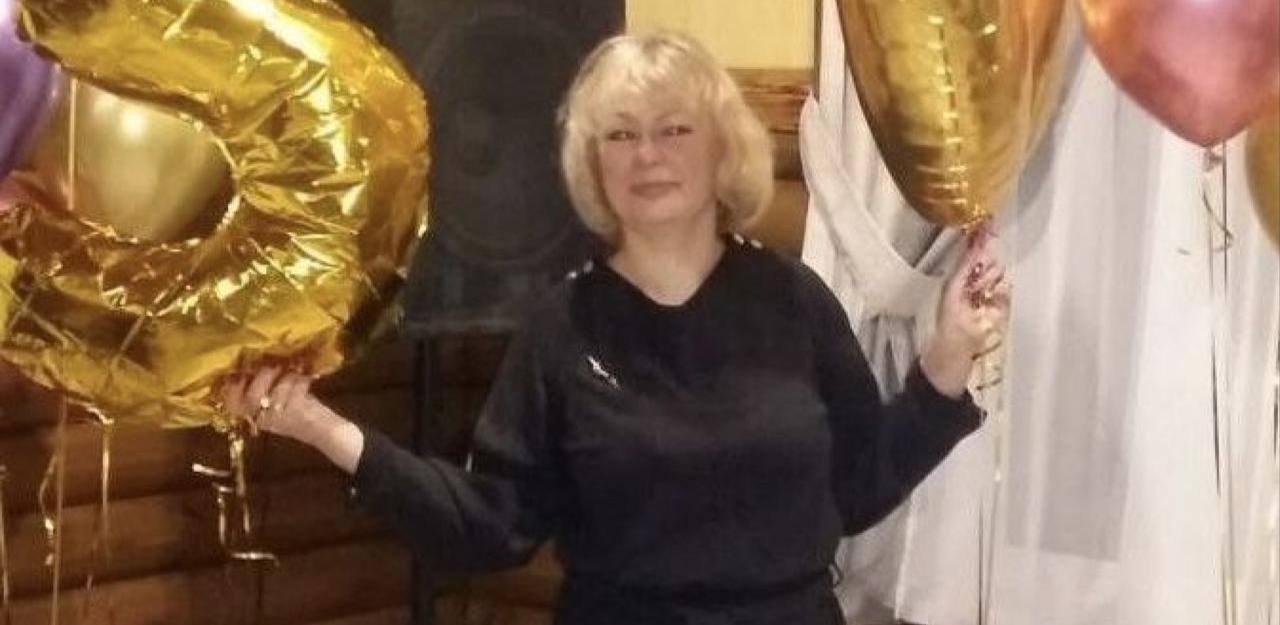 Участник войны с Украиной изнасиловал и заживо закопал 54-летнюю библиотекаршу. Ее тело было обнаружено только спустя десять дней Инцидент произошел в поселке Красный Куст Владимирской области в конце мая. Работница библиотеки Людмила Фомина вместе с мужем вечером была в гостях. Ближе к ночи супруг Фоминой уехал домой, а сама женщина задержалась. Домой ее отвозила родственница, и когда Людмила уже вышла из машины и осталась одна на улице, на нее напал 22-летний участник войны в Украине. Его имя неизвестно. Военный изнасиловал женщину и оттащил ее в лес. На следующий день преступник вернулся посмотреть на тело Фоминой и, увидев, что она все еще жива, закопал ее заживо. На это указывает земля, найденная в легких погибшей. По неподтвержденным данным, задержанный за убийство ранее подозревался в совершении насильственных действий в отношении несовершеннолетней. Подписаться Прислать новость