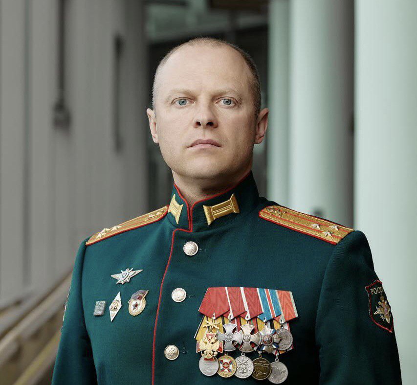 Участник СВО стал замглавы Самары Руководящую должность получил выпускник программы Время героев Сергей Карасев Заместителем главы Самары назначен один из 85 участников президентской программы Время героев Сергей Карасев Об этом в Telegram сообщил градоначальник Иван Носков Его предыдущий заместитель Сергей Сибилев покинул свой пост в прошлом году по состоянию здоровья Сергей Карасев кавалер двух орденов Мужества ордена За заслуги перед Отечеством IV степени с мечами и ордена За военные заслуги По словам Ивана Носкова новый руководитель займётся вопросами поддержки и реабилитации участников СВО помощи их семьям формирования гуманитарной помощи взаимодействия с патриотическими организациями и т д Ответственность оперативность взвешенность в принятии решений лидерские качества Сергей Павлович уже проявил в сложнейшей боевой обстановке Уверен и в мирной жизни они не менее востребованы и важны пишет глава Самары В прошлом году Сергей Карасев проходил стажировку в администрации города К работе он приступил 12 января