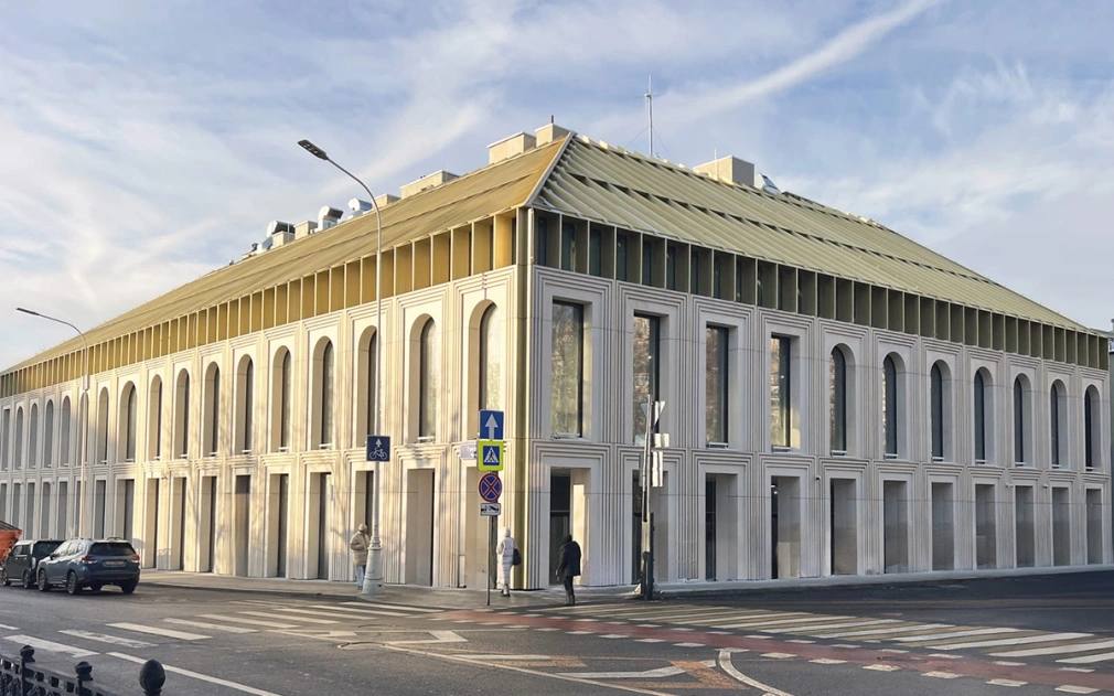 На Тверском бульваре в Москве построили гастрокластер  На Тверском бульваре 27 стр 6 введен в эксплуатацию гастрономический комплекс с кафе и ресторанами сообщил глава Мосгосстройнадзора Антон Слободчиков Здание состоит из четырех этажей общей площадью 16 7 тыс кв м  В рамках проекта воссоздали габариты квартальной застройки а фасады оформили арочными окнами и классической скатной кровлей  Планируется что гастрокластер будет открыт для посетителей во втором квартале 2026 года архитектура Фото компания Capital Group Читать РБК Недвижимость в Telegram