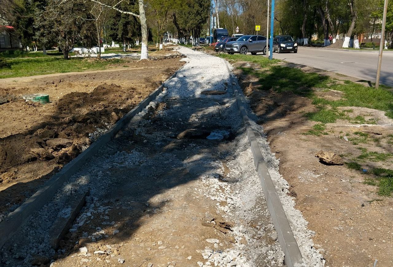 В Керчи продолжается реконструкция разводящих сетей Она разделена на 2 этапа. Строительная готовность первого составляет 97%, завершить работы планируют в 2025 году. Так, в рамках первого этапа на стадии завершения находятся строительно-монтажные работы, процесс переключения абонентов и благоустройство территории по ул. Орджоникидзе. Строительная готовность второго этапа — 10%, в рамках которого строительно-монтажные работы предусмотрены на 7 участках. Сейчас на двух из них рабочие монтируют трубопроводы. Окончание работ в рамках второго этапа запланировано в 2026 году. #РеспубликаКрым