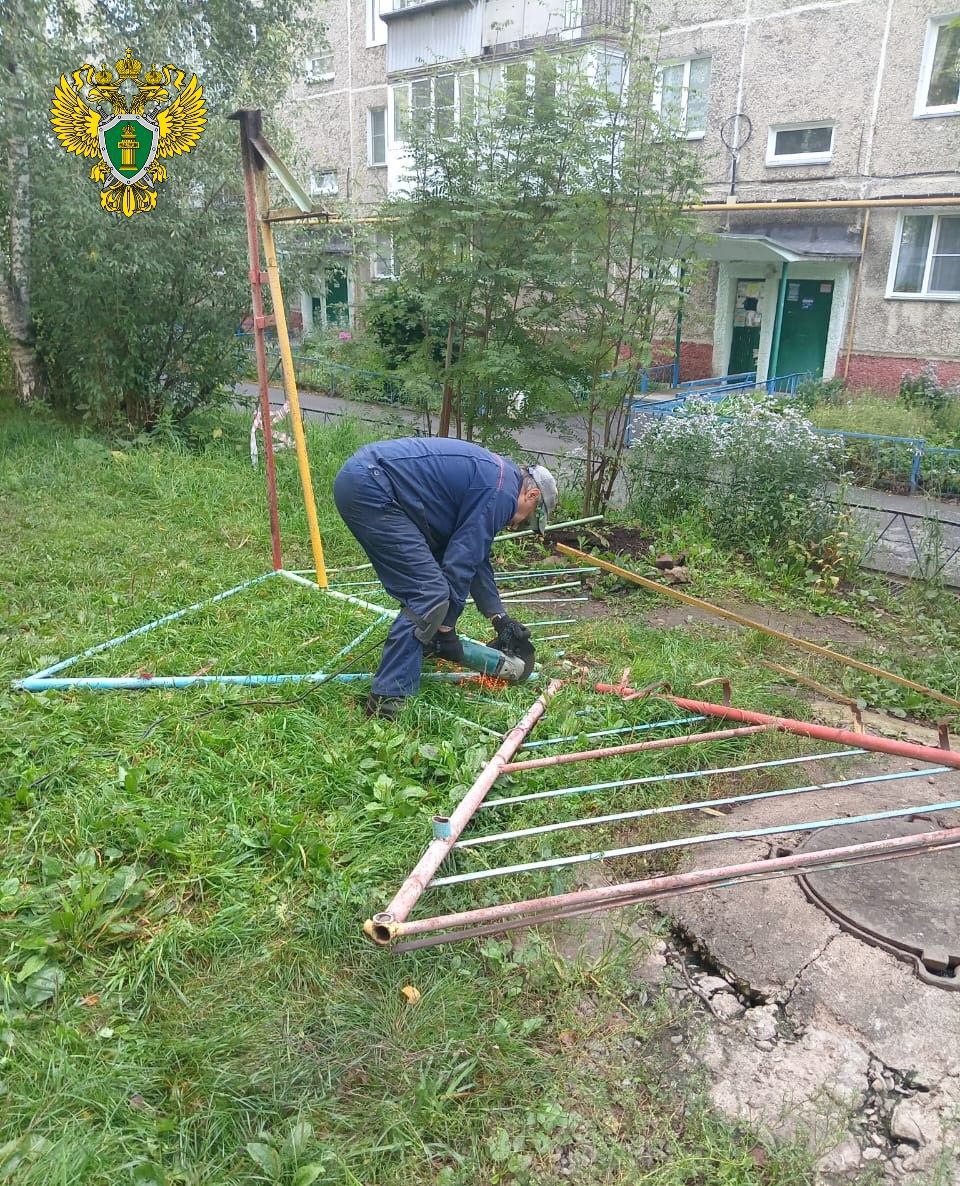 Прокуратура Златоуста провела проверку по публикации СМИ о возможном обрушении на детской площадке Прокурора г Златоуста организовала проверку по публикации в сети Интернет информации о ненадлежащем состоянии детской площадки расположенной между домами 1 и 2 по 7 и 8 линиям пр им Ю А Гагарина Установлено что на детской площадке произошло обрушение беседки с крышей и скамейками которое представляет собой комплексное сооружение В настоящее время элементы металлоконструкции детской площадки вывезены с целью предотвращения травматизма граждан Выявлено что объект продолжительное время является бесхозяйным имуществом мер со стороны администрации городского округа к постановке на учет не проводилось работа по мониторингу безхозяйного имущества и последующей постановки на учет практически не ведется Прокурором в адрес главы администрации Златоустовского городского округа внесено представление Проверочные мероприятия на данном направлении прокуратурой продолжаются chelprocrf Сайт Тelegram ВК