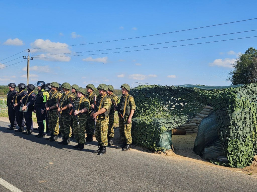 Учения территориальных войск в Молодечно С 23 по 25 сентября в Молодечненском районе Минской области пройдут командно штабные учения территориальных войск Мероприятие организовано в рамках учебного сбора В учениях примут участие военнообязанные из запаса сотрудники органов внутренних дел и добровольцы народного ополчения Основная цель отработка задач территориальной обороны и повышение слаженности действий личного состава Особое внимание уделят охране объектов борьбе с диверсионными группами и обеспечению мер военного положения Также будет отработано управление войсками усиленными артиллерийскими подразделениями при ликвидации угроз Разговоры на кухне