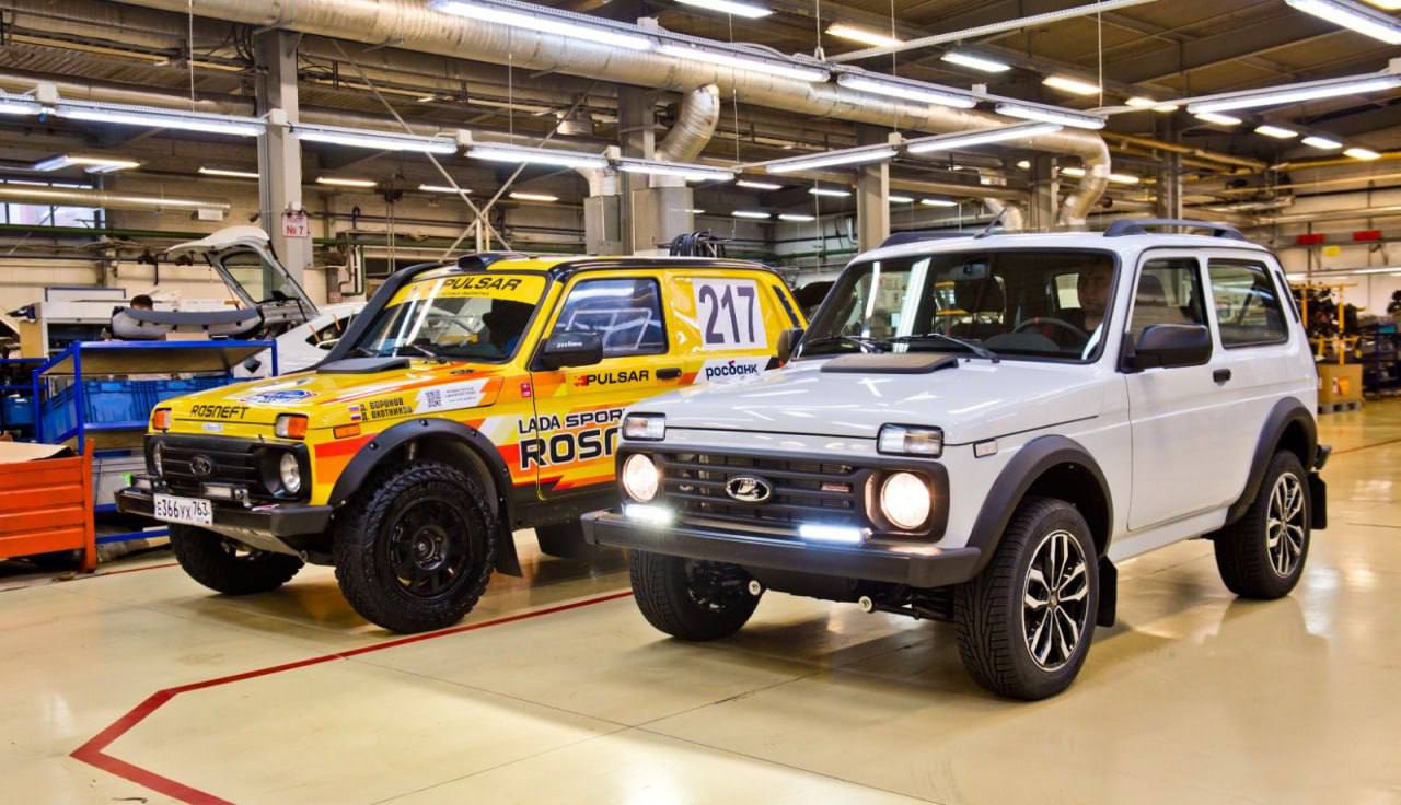 Внедорожник Lada Niva Sport начали выпускать серийно  Сборка организована на дочернем предприятии АвтоВАЗа — «Лада Спорт».   Такая «Нива» отличается спортивными настройками подвески и тормозов, а также новым двигателем — на автомобиль установлен 16-клапанный мотор мощностью 122 л.с. и 151 Нм. Двигатель расположен продольно и сочетается с модернизированной трансмиссией  применены усиленные шестерни пятой передачи, усилен картер сцепления, применен однорычажный привод раздаточной коробки .   В интерьере появились спортивные сидения с красными акцентами, прошитая приборная панель и кожаный руль с меткой нулевого положения.  Цены и комплектации будут озвучены позже.