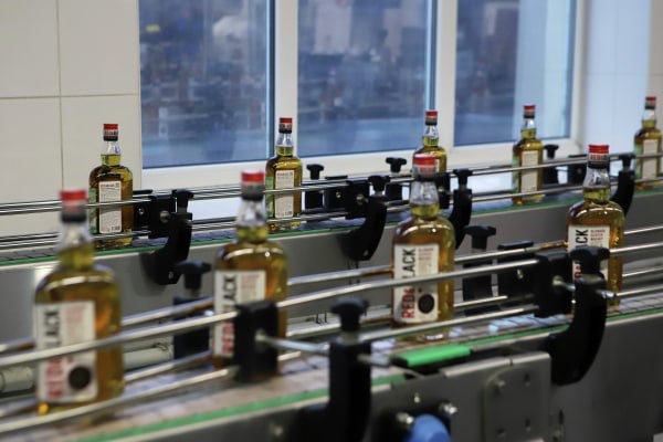 Эксперт объяснил рост популярности российского виски сокращением доли зарубежной продукции В частности, речь идёт о шотландских, ирландских и американских брендах. За последние четыре года объём отечественного напитка на российском рынке увеличился с 20% до 50%. Об этом в эфире радиостанции «Говорит Москва» рассказал доцент кафедры менеджмента Президентской академии в Санкт-Петербурге Максим Черниговский. С точки зрения цены и качества на сегодняшний день российские производители по всем видам алкогольной продукции опережают зарубежных партнёров — и не партнёров тоже. Распробовали. Цена российского виски — от 600 до 900 рублей за пол-литра, зарубежный виски начинается от 1000 рублей. Ценовая ситуация, отсутствие в определённый момент целого ряда ассортиментов — в первую очередь из Шотландии, Ирландии, США — позволили продукции наших производителей быть распробованной. Потребители убедились, что по показателям “цена — качество” наша продукция не уступает зарубежным аналогам. Розничная реализация нашей продукции за последние четыре года увеличилась в разы. Если в 2021 году доля российского виски составляла порядка 20%, то на сегодняшний день в сегменте виски доля наших производителей — 50%.
