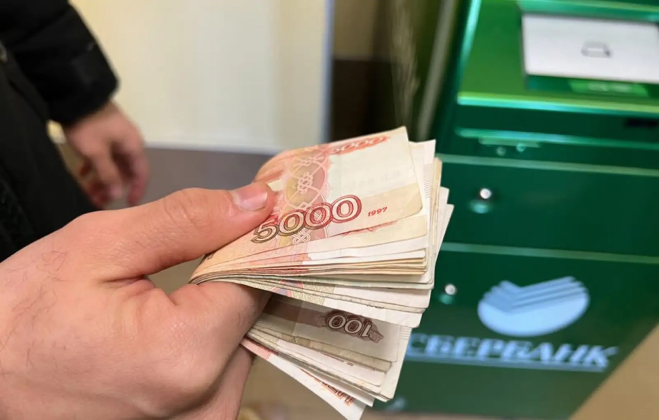 Депутаты Государственной Думы от фракции СРЗП Дмитрий Гусев и Сергей Миронов выступили с инициативой, направленной на поддержку многодетных семей в России. Согласно предложению парламентариев, такие семьи должны иметь возможность выбирать между получением бесплатного земельного участка и единовременной выплатой в размере одного миллиона рублей.