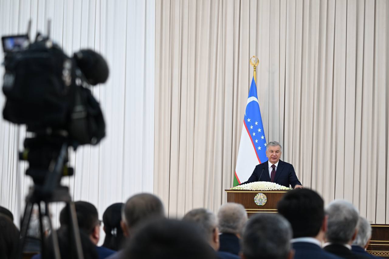 Самарканд привлекает инвестиции и масштабно расширяется С 2016 года поток туристов в Самарканде вырос в 7 раз а в сферу туризма вложен 1 миллиард долларов Население региона приблизилось к 4 5 млн человек По словам президента Шавката Мирзиёева город стал привлекательным для жителей предпринимателей туристов и инвесторов   Город расширится на 17 5 тыс гектаров за счёт земель Акдарьинского Пайарыкского Пастдаргомского Тайлакского и Самаркандского районов Население увеличится с 604 тыс до 882 тыс человек Для удовлетворения спроса на жильё создадут три новых массива Ширин 700 домов на 180 тыс жителей Темирйўл орти на 100 тыс жителей Корасув 2 на 30 тыс жителей В каждом массиве предусмотрено строительство школ детсадов университета больницы деловых и торговых центров гостиниц ресторанов и развлекательных заведений 49 областных органов власти переедут в массив Ширин а к концу года откроется 577 метровый мост через Карадарью соединяющий новые массивы с центром города Не пропустите главные новости дня подписывайтесь на EVENT uz