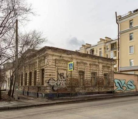 Особняк эпохи Царицына реконструируют в центре Волгограда Объект культурного наследия расположен по адресу Огарева 5 Здание много лет заброшено и за это время успело пострадать от пожара Победителем электронного аукциона стал известный строитель Алексей Грузман который выкупил дом за 28 миллионов 909 тысяч рублей По его словам здание будет полностью восстановлено по фото начала 20 го века Пока нет понимания какой бизнес там разместится после полной реконструкции Среди разрешенных видов использования торговля общепит бытовое обслуживание культурное развитие банковский страховой или гостиничный бизнес Что бы там не открыли по итогу все будет лучше разрушающегося годами объекта культурного наследия