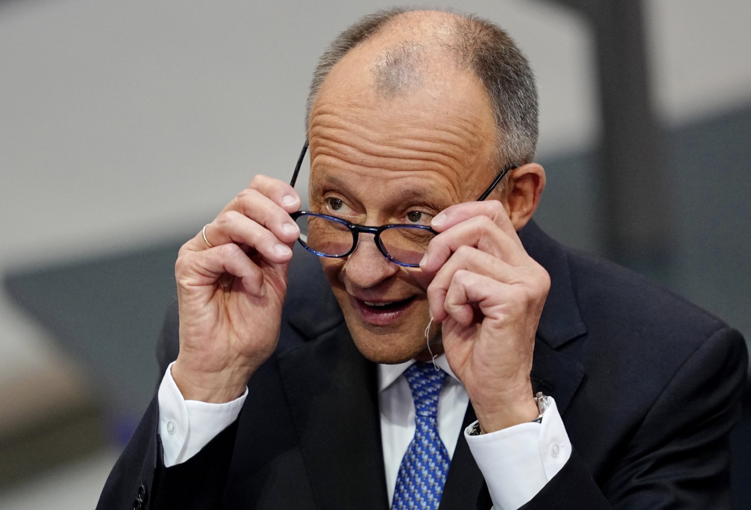 Канцлер Германии Фридрих Мерц высказался за то чтобы молодые украинцы вместо выезда в ФРГ несли службу в своей стране Об этом сообщает ТАСС со ссылкой на немецкое СМИ Мерц выступая на конгрессе в Берлине заявил что в ходе телефонного разговора с Зеленским попросил его побеспокоиться об этом По мнению канцлера ФРГ молодые мужчины нужны на Украине Также Мерц подтвердил планы Берлина лишить определенные группы украинских беженцев гражданских пособий Мерц Германия переживает один из самых сложных этапов в современной истории Напомним что в конце августа на Украине вступило в силу постановление разрешающее мужчинам от 18 до 22 лет включительно выезд из страны во время действия военного положения После этого сообщалось что многие молодые люди решили воспользоваться данным правом что привело к очередям на КПП