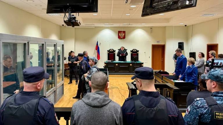 Бывший участник боевых действий на Украине получил пожизненный срок по делу об убийстве 7 человек Верховный суд Карелии вынес приговор троим уроженцам республики Игорю Софонову, Максиму Бочкареву и Александру Дмитриеву по делу об убийстве семерых человек в 2023 году. Об этом сообщаетпрокуратура республики. Софонов и Бочкарев получили пожизненный срок в колонии особого режима, Дмитриев ― 19 лет лишения свободы. Первые три года он проведет в тюрьме, остальные ― тоже в колонии особого режима. Суд также удовлетворил гражданские иски потерпевших о компенсации морального и материального вреда на общую сумму более 800 тысяч рублей, сообщает объединенная пресс-служба судов Карелии. Летом 2023 года в селе Деревянное Прионежского района Карелии были обнаружены тела пятерых мужчин и двух женщин с признаками насильственной смерти. Самому старшему из убитых было 77 лет, самым молодым — по 40. В июле Бочкарев и Дмитриев в пьяном виде изнасиловали свою знакомую, а затем убили ее и закопали тело. Оно женщины было обнаружено только 3 августа. К тому времени фигуранты успели убить еще шестерых человек : kareliaproc / Telegram