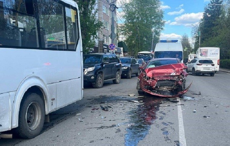 Вечером 12 мая в Томске столкнулись три транспортных средства: автомобили «Митсубиси Лансер», «Хонда Цивик» и маршрутный автобус «ПАЗ Вектор Некст». ДТП случилось на пересечении проспекта Кирова и улицы Вершинина примерно в 18:10. В момент столкновения в автобусе находились 25 пассажиров, за медицинской помощью никто из них не обращался. С травмами в медучреждение доставили пассажирку автомобиля «Митсубиси». Подробнее – на Бабре #томск