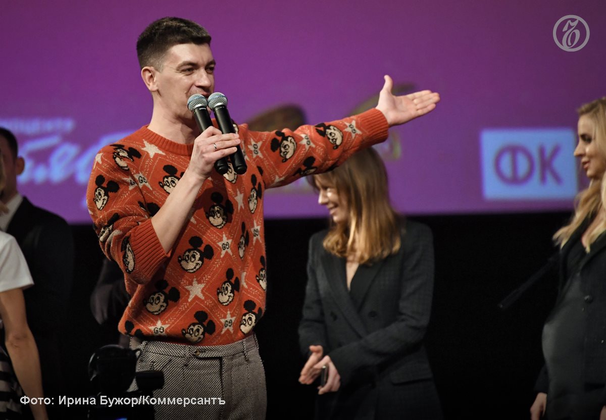 Комика Александра Гудкова оштрафовали на 11 тыс руб по статье о возбуждении ненависти и вражды сообщили в пресс службе судов общей юрисдикции Московской области Суд установил что артист опубликовал на своей страничке Вконтакте видеозапись Александр Гудков Я узкий используя аранжировку композиции Я русский исполняемую SHAMAN и изменил текст песни применив словосочетание Я узкий По результатам проведенного психолого лингвистического исследования получена справка об исследовании содержащая вывод о наличии в видеозаписи публичных действий направленных на унижение достоинства человека и группы лиц по признакам происхождения совершенные публично в том числе с использованием информационно телекоммуникационных сетей включая сети Интернет Подписывайтесь на Ъ Оставляйте бусты