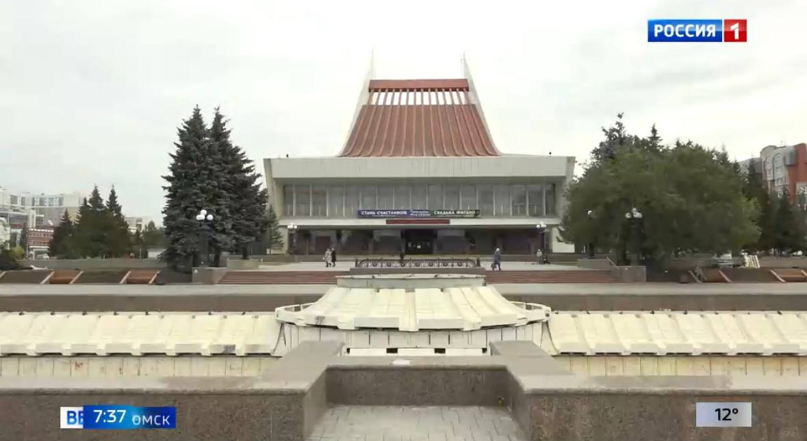 В Омске крышу трамплин Музыкального театра отремонтируют за 28 млн Ремонт будет направлен на кровельное покрытие которое протекает и приводит к повреждениям стяжек и изоляции Также необходимо устранить коррозии и заторы в сливных воронках и восстановить плиты парапета Работы запланированы на период с 15 февраля по 30 сентября 2026 года и обойдутся в 28 млн рублей Кстати а вы знали что знаменитая крыша трамплин ранее была светлой и только в 2009 году приобрела свой яркий цвет Написать в редакцию Читать Вести Омск в МАХ