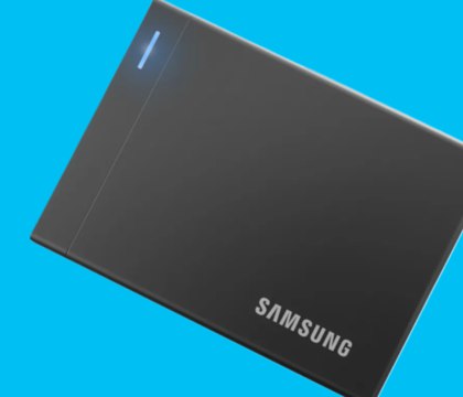 Samsung анонсировала P9 самый быстрый в мире внешний SSD на 8 ТБ с USB 4 и скоростью 4 ГБ с Компания Samsung представила первый в мире портативный твердотельный накопитель емкостью 8 ТБ с интерфейсом USB4 Его скорость достигает 4000 МБ с что является лучшим показателем среди портативных SSD в целом Ключевое преимущество революционная энергоэффективность