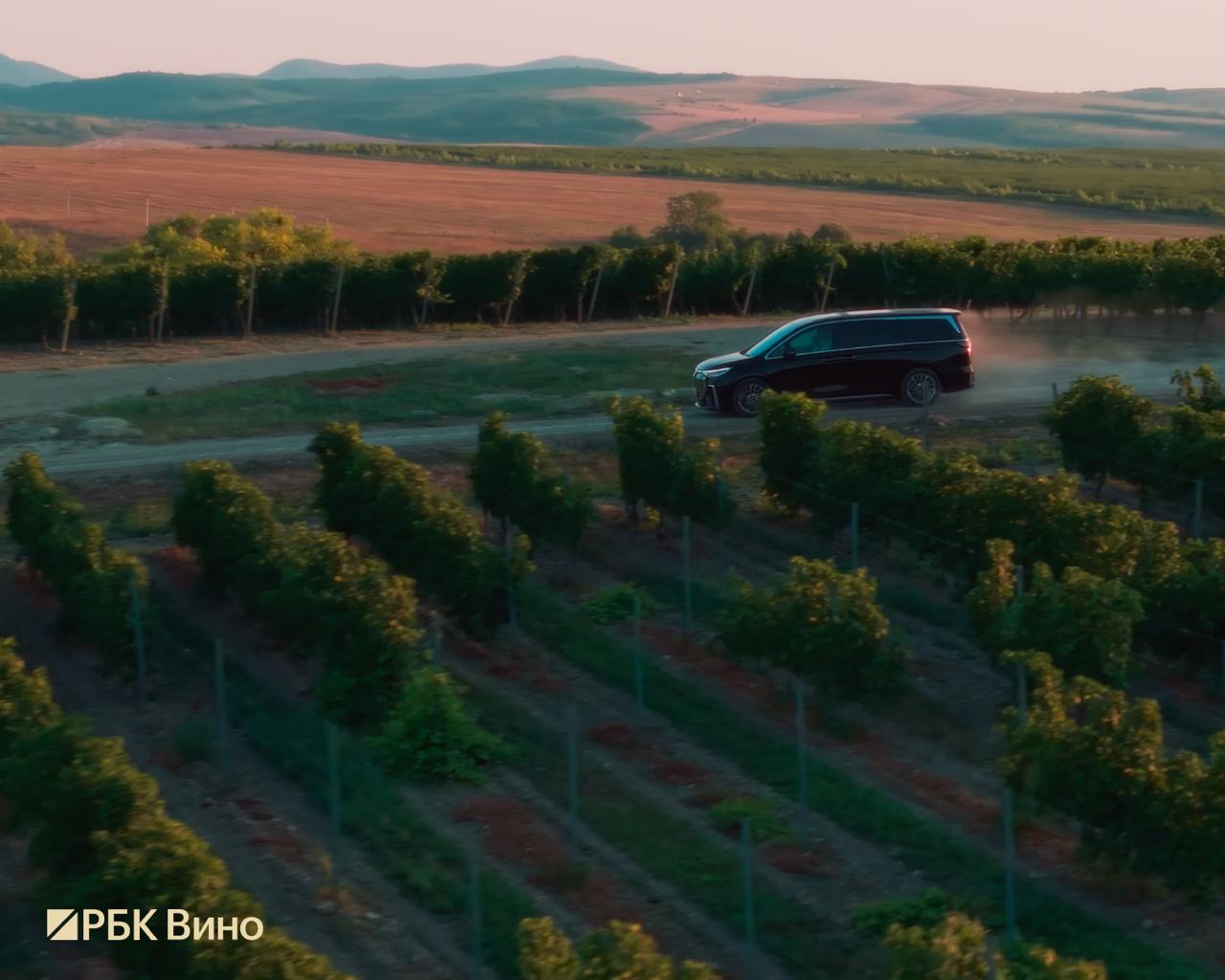 На нашей земле можно делать вина не хуже чем делают в Европе Документальный фильм Время вина люди возвращается премьера второго сезона Главные темы сезона путешествие вино и еда Команда РБК вместе с автором Гида по российским винам Артуром Саркисяном и ведущей телеканала РБК Екатериной Столяровой проехала по винодельням Краснодарского края региону с уникальным климатом и плодородными землями Первая остановка винного маршрута винодельня Раевское которая стала площадкой для создания премиальных вин После этого съемочная команда отправилась на Фанагорию винодельня сегодня также ориентируется на премиальный сегмент Весь маршрут съемочная команда проделала на роскошном гибридном минивэне премиум класса VOYAH DREAM Long Range Он стал полноценным офисом на колесах где каждый смог насладиться не только захватывающими пейзажами но и оценить непревзойденный комфорт его салона Реклама АО Эвиа