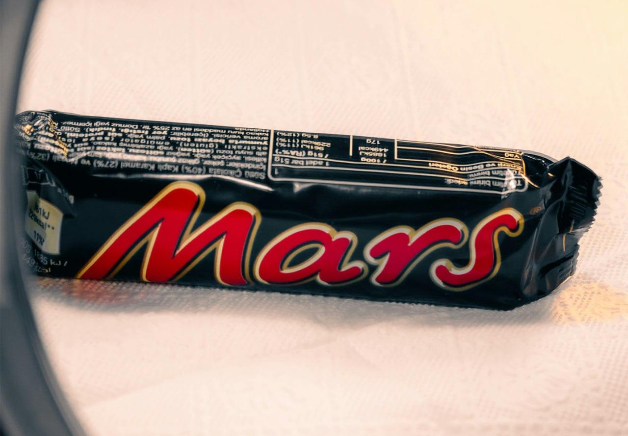 Торговая сеть Верный заменит треть товаров Mars продукцией других брендов сообщили в пресс службе компании Поставщик Mars ссылаясь на внутренние правила создает условия при которых покупатели сети Верный оказываются в менее выгодном положении Повышенные закупочные цены вынуждают сеть оптимизировать ассортимент освобождая место на полках для более доступных и привлекательных товаров пояснили в компании цитата по ТАСС Ассортимент Mars включает несколько десятков товаров среди которых шоколадные батончики Snickers Mars Bounty жевательные резинки и весовые конфеты С января сеть уже прекратила закупку некоторых позиций В июле 2025 года владелец Пятерочки и Перекрестка остановил отгрузки Mars и Snickers Причиной решения стали завышенные закупочные цены предложенные поставщиком В сентябре того же года сеть Х5 сообщила о возобновлении продажи батончиков Sadiq Ali Unsplash Telegram Max