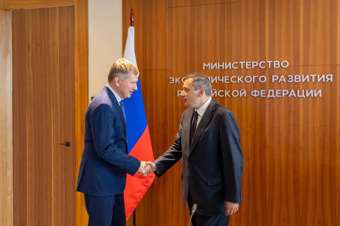 Александр Хинштейн обсудил с министром экономического развития РФ Максимом Решетниковым детали программы восстановления приграничных регионов Встреча прошла в Москве. Работа над формированием программы восстановления приграничных субъектов страны ведётся по поручению Президента Владимира Путина. - Ещё раз с Максимом Геннадьевичем проговорили основные моменты, на которых нам важно сконцентрироваться в первую очередь. Уже сейчас сформирован перечень объектов социальной сферы, дорог, энергетики, которые будем восстанавливать, - рассказал врио губернатора. - Обсудили и меры социально-экономической поддержки Курской области. Несмотря ни на что, регион развивается, и мы должны эту работу продолжать! Сейм Курская область
