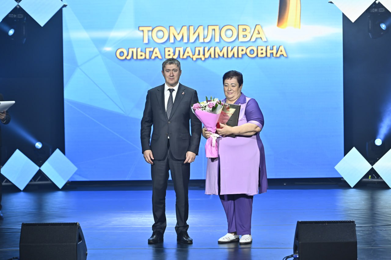 Лучших врачей Пермского края отметили в Кудымкаре В числе награжденных - фельдшер скорой помощи Карагайской ЦРБ с 40-летним стажем Ольга Томилова. Она победила в номинации «За верность профессии». Награду фельдшеру вручил губернатор Дмитрий Махонин. «В Карагайской ЦРБ я работаю уже 40-й год. Профессия выбрана не зря, я очень люблю, горжусь ею. Хочу дальше дарить людям добро, тепло и свои навыки в профессии. В ответ от них — всегда слова благодарности», — поделилась своими эмоциями Томилова. Всего наград удостоены 35 специалистов. Чествование победителей состоялось в рамках регионального этапа всероссийского конкурса «Врач года» и краевого этапа конкурса «Лучший специалист со средним медицинским образованием». Они призваны выявлять наиболее профессионально подготовленных, обладающих глубокими знаниями, высокой квалификацией врачей, а также повысить престиж профессии, подчеркивают в минздраве Прикамья. Подписаться Дать «буст»