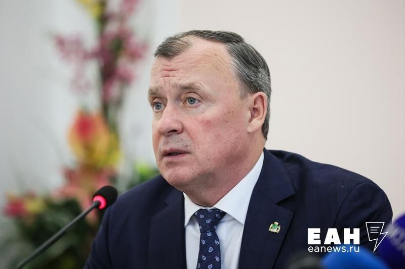 Алексея Орлова выдвинули на пост мэра Екатеринбурга Как стало известно ЕАН свердловское региональное отделение Единой России решило выдвинуть Орлова на пост главы города Решение уже утверждено президиумом реготделения Дальше кандидатуру Алексея Орлова должны согласовать в Москве Члены президиума поддержали кандидатуру первого заместителя секретаря свердловского регионального отделения партии действующего главы Алексея Орлова Решение также направлено на согласование в президиум генерального совета партии после чего кандидатура будет представлена конкурсной комиссии говорится в сообщении Напомним что само отделение Единой России возглавляет губернатор Денис Паслер EanNews