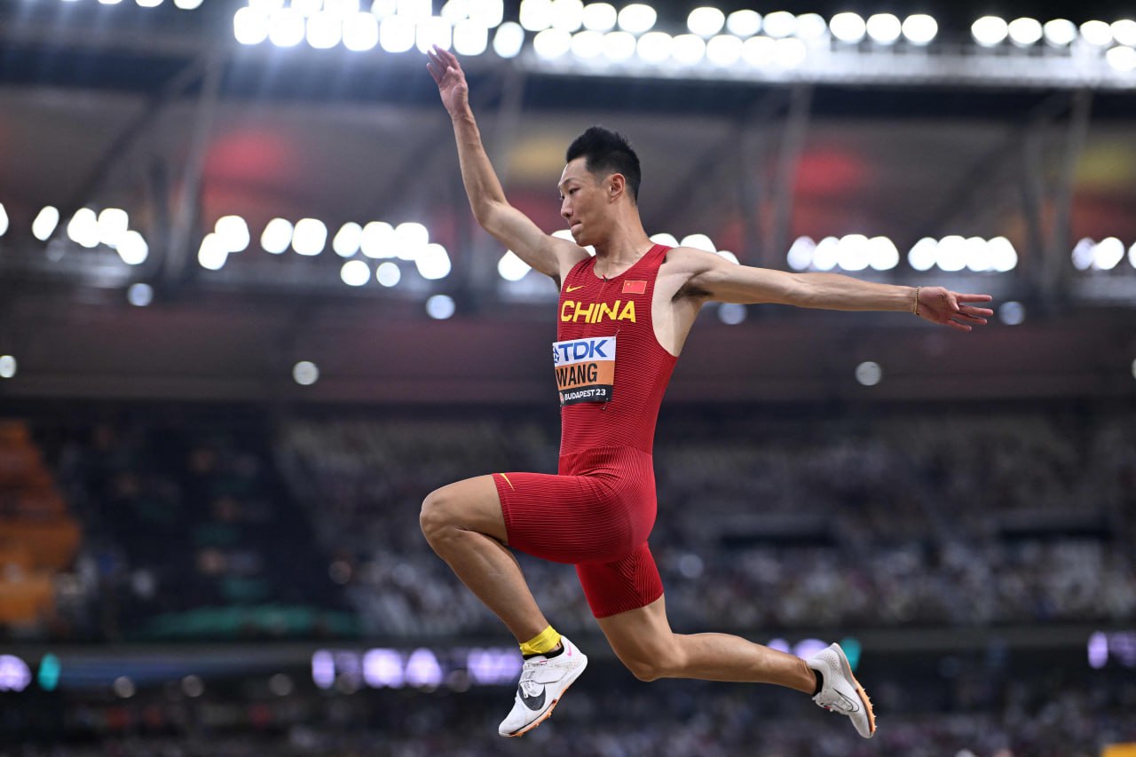 Чемпион мира из Китая доказал что вдохнул допинг в больнице В организме прыгуна в длину Ван Цзянаня нашли запрещенное вещество тербуталин Независимый орган по борьбе с негативными явлениями в легкой атлетике сообщил что признал спортсмена непричастным к умышленному употреблению допинга 31 октября и 1 ноября 2024 года Ван Цзянань сопровождал родственника в больницу где проводилось небулайзерное лечение процедура при которой лекарство в виде аэрозоля распыляется в воздух Согласно итоговому заключению пассивное вдыхание привело к появлению следов препарата в пробе Подписывайтесь на РИА Новости Спорт в MAX